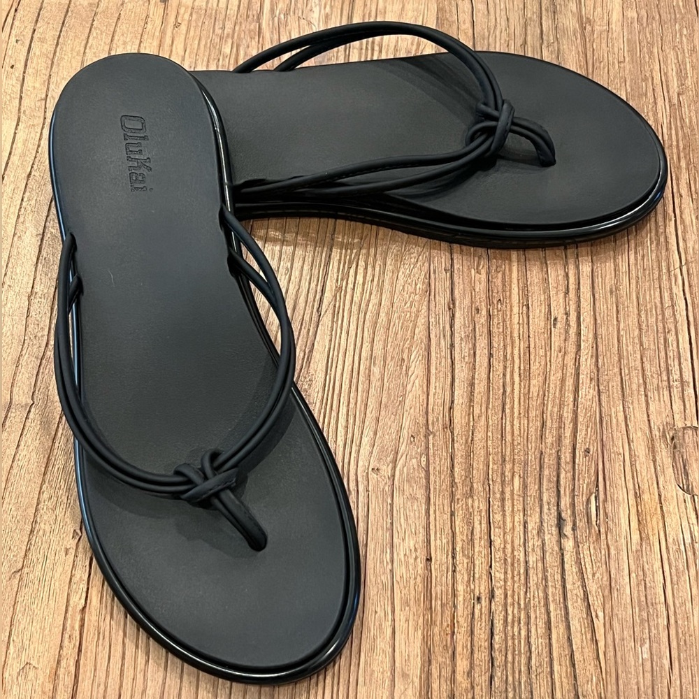 Women’s Olukai Aka, with Tags, Size 8, black, sleek thong sandal